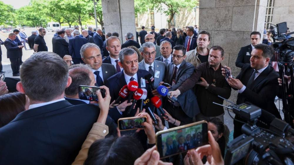 &Ouml;zg&uuml;r &Ouml;zel&rsquo;den sandık &ccedil;ağrısı: &lsquo;Partimize sahip &ccedil;ıkacağız&rsquo; 