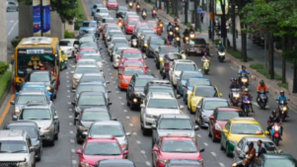 Karayolları Trafik Y&ouml;netmeliği&rsquo;nde b&uuml;y&uuml;k değişiklik: Motosiklet ve trakt&ouml;r s&uuml;r&uuml;c&uuml;lerine yeni g&uuml;venlik kuralları 