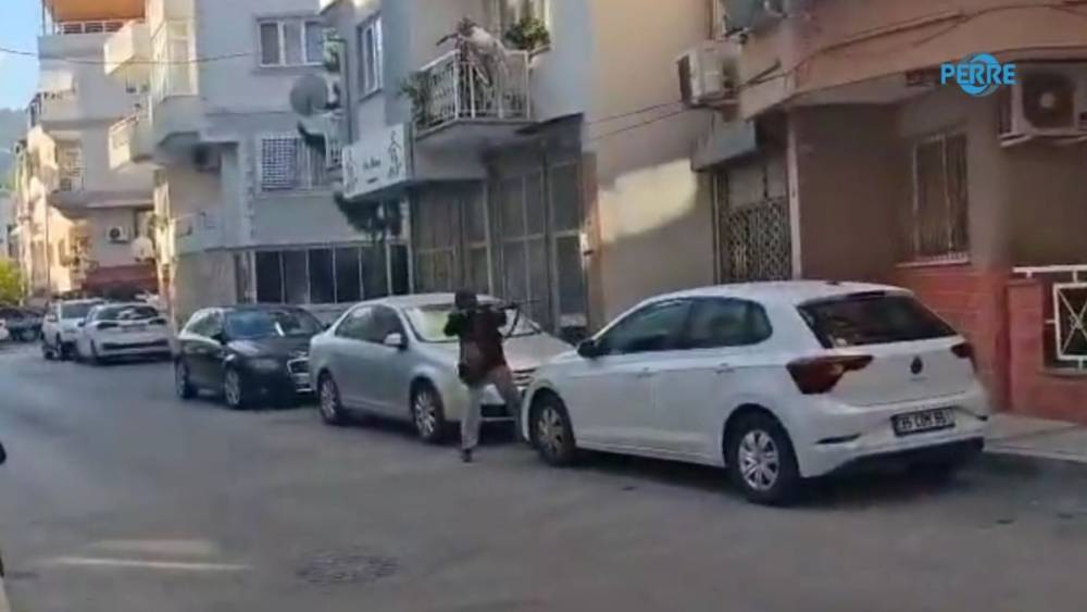 İzmir Bal&ccedil;ova&rsquo;da polis merkezine silahlı saldırı: 2 şehit, 2 yaralı, 16 yaşındaki saldırgan yakalandı, g&ouml;zaltı sayısı 5&rsquo;e y&uuml;kseldi  - Videolu Haber