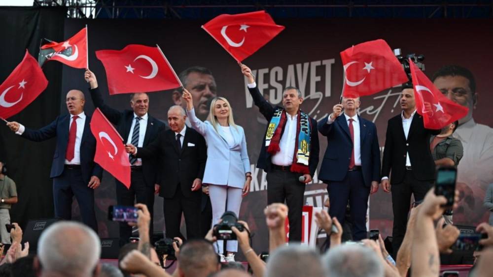 &Ouml;zg&uuml;r &Ouml;zel: 'Se&ccedil;imli Otoriterlik Kuranlar Se&ccedil;imsiz Diktat&ouml;rl&uuml;ğe Ge&ccedil;menin Hevesi İ&ccedil;indeler' 