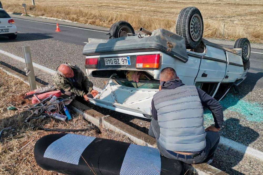 Lastiği patlayarak ters d&ouml;nen otomobilin s&uuml;r&uuml;c&uuml;s&uuml; yaralandı 