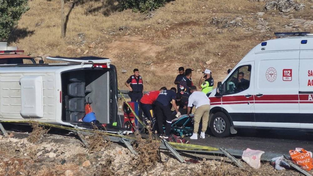 Diyarbakır&rsquo;da Feci Kaza: Adıyamanlı 2 Sağlık &Ccedil;alışanı Hayatını Kaybetti, 14 Yaralı  - Videolu Haber