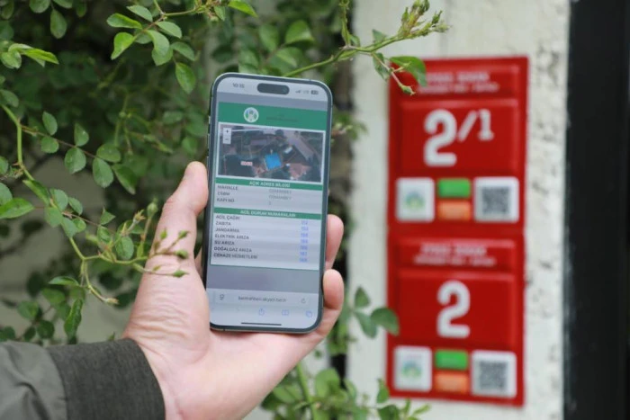 Akyazı&rsquo;da cadde ve sokaklar yenileniyor: QR kodlu tabela d&ouml;nemi başladı 
