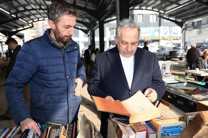 Başkan Yalçın'dan antika pazarı turu