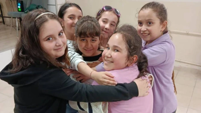 Depremzede Zeynep Duru&rsquo;ya sınıf arkadaşlarından &Uuml;nye&rsquo;de s&uuml;rpriz veda partisi  - Videolu Haber