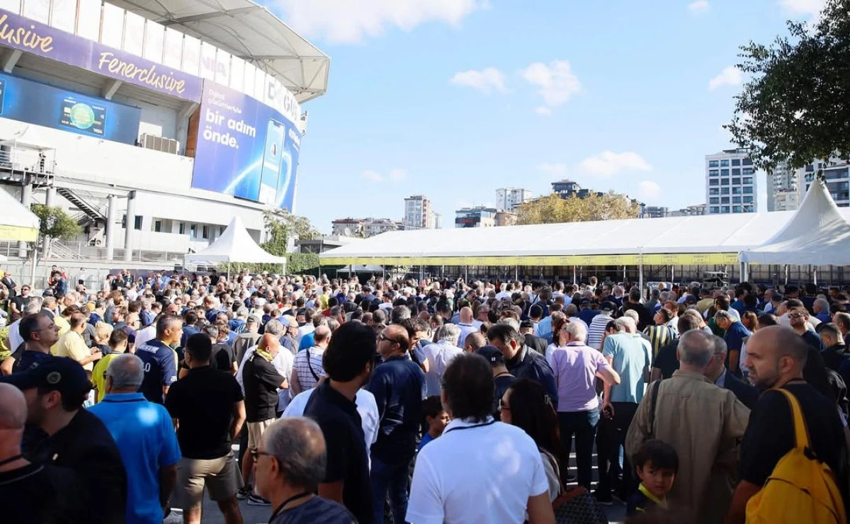 Fenerbah&ccedil;e&rsquo;de Se&ccedil;im Heyecanı: Başkan Kim Olacak? Ali Ko&ccedil; mu, Sadettin Saran mı?