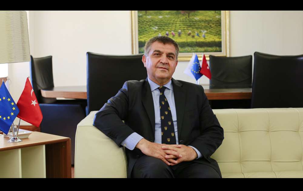 &ldquo;Geleceğin diplomatlarına, en az bir yabancı dili iyi &ouml;ğrenmelerini ve bu konuda &ccedil;aba harcamalarını &ouml;neriyorum.&rdquo; Meslek Sohbetleri: Diplomasi Mesleği