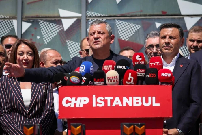 &Ouml;zg&uuml;r &Ouml;zel&rsquo;den CHP İstanbul İl Başkanlığı&rsquo;na Kayyım Tepkisi: &lsquo;Yetki gaspı yapan bir mahkeme kararıyla karşı karşıyayız&rsquo; 